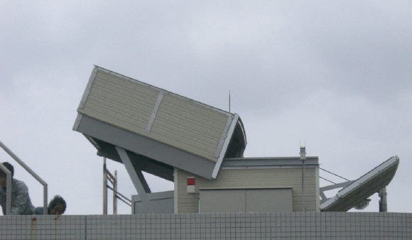沖縄県与那国島の気象庁の測候所の屋上に設置されたエアロゾル観測用のスライディングルーフ